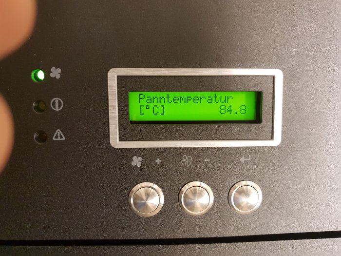 Digital display visar pannans temperatur på 84,8 grader Celsius med kontrollknappar.