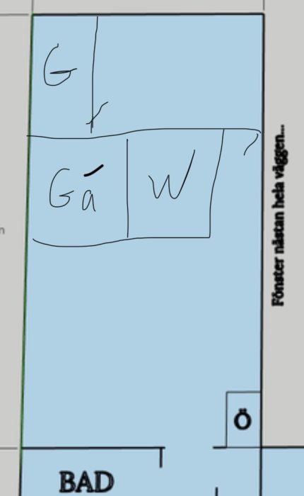 Skiss av en rumsindelning med markerade platser för sovrum (S), gästrum (G) och WC (W) bredvid ett badrum (BAD).