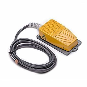 Gul kabelgenomföring med en ansluten kabel och varningsmärke på vit bakgrund.
