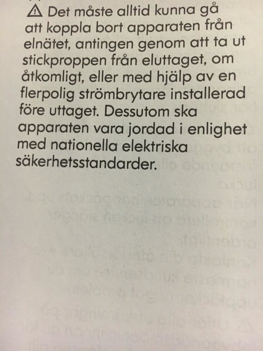 Varningsinstruktioner från bruksanvisning som uppmanar att elektriska apparater måste kunna kopplas från elnätet och vara jordade.