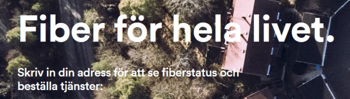 Textannons om fiberanslutning med slogan "Fiber för hela livet" och satellitbild av hus och träd.