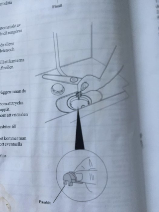 Illustration från manual som visar en diskmaskins grovsil och dess passbit.