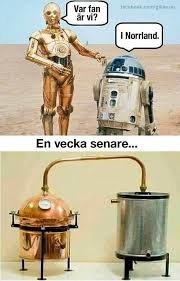 Humoristisk bild med Star Wars-robotarna C-3PO och R2-D2 i öken som omvandlats till en bastuugn efter en vecka.