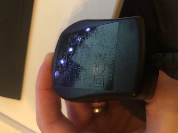 En hand håller en strömadapter märkt med "VEGA Selv EHT-5-G" för infälld trallbelysning.
