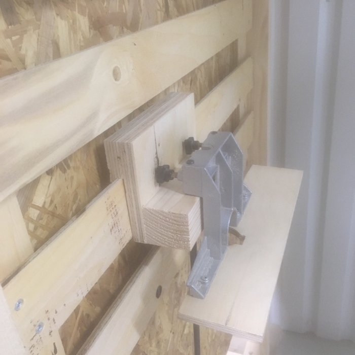 Verktygshållare av K-plyfa med falsade lister på en fransk klyftvägg i en hobbyverkstad.