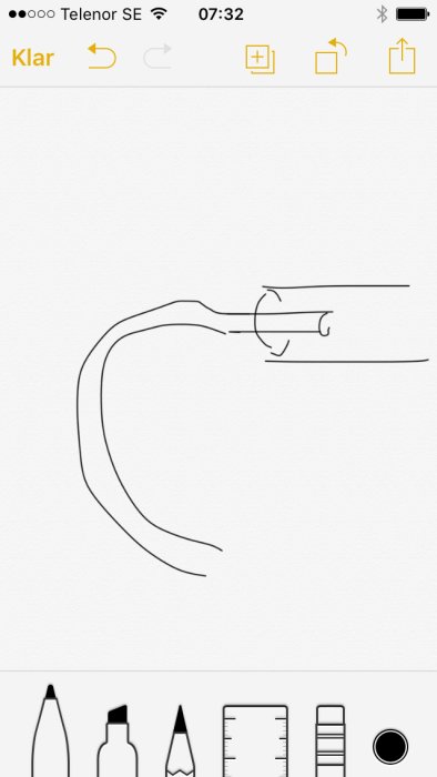 En handritad skiss av en ejektor för spånsug med en smal slang kopplad till ett större rör.