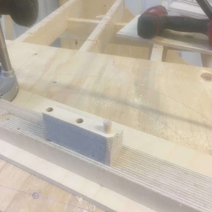 Hemmagjord släplist med knölar monterad på träarbetsbänk, verktyg i bakgrunden.