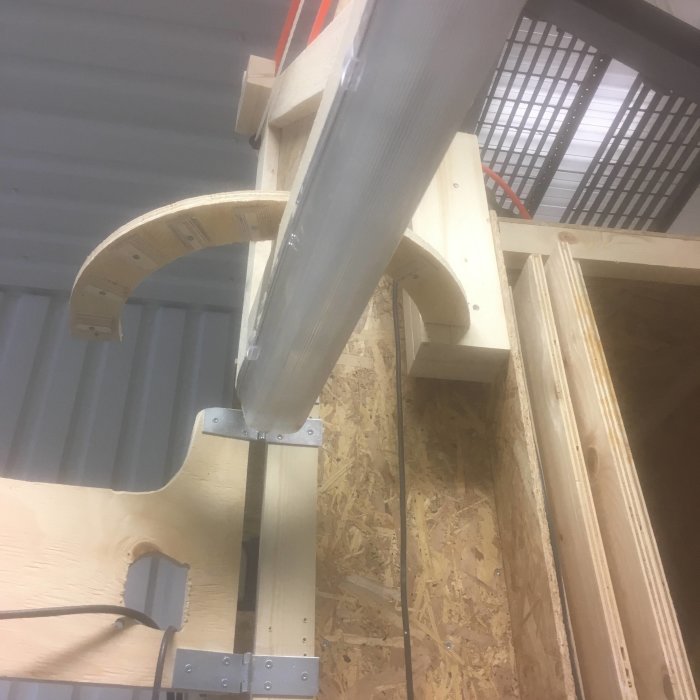 Hemmagjord gadget fäst på en träkonstruktion för att förhindra att en arm automatiskt återgår till viloläge.