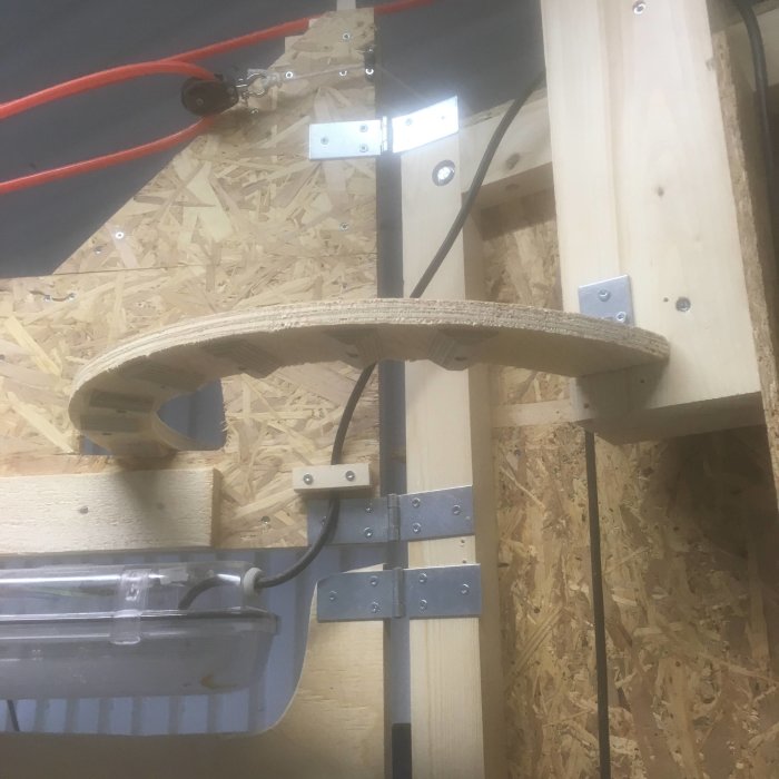 Hemmagjord trähållare med släplist med knölar för att lösa problem med en återvändande arm.