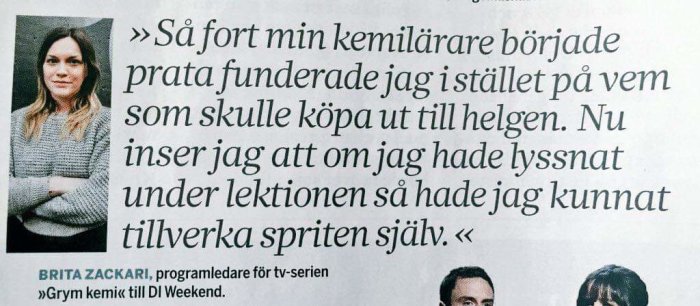 Kvinnlig programledare i grå tröja med armar korsade och allvarligt uttryck intill en textcitat om självhushåll och sprittillverkning.