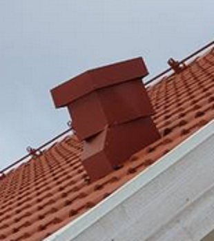 Tak med rött tegel och en skorsten där övre och nedre delen är rätt anpassade.