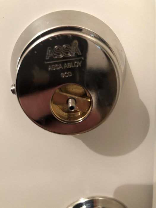 ASSA ABLOY låscylinder med en synlig skruv för 1,5 mm sexkantsnyckel.