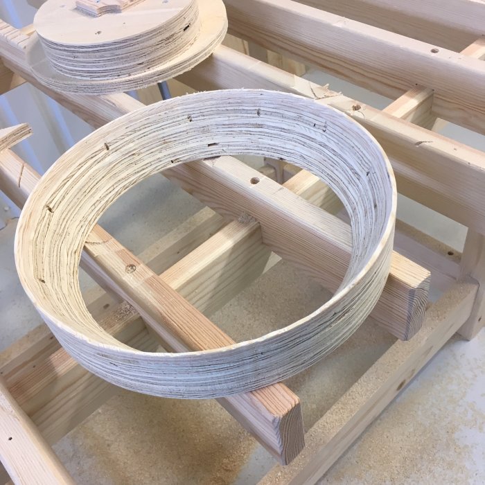 Konstruerad träkon för cyklon med träreglar i en verkstadsinställning.