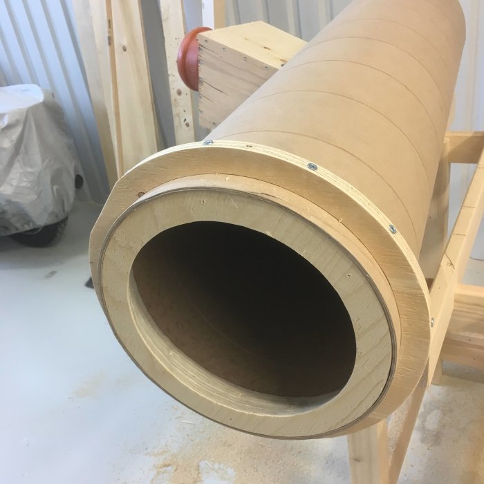 Konisk trädel för cyklon till spånsug monterad i verkstadslokal, synlig konstruktion och monteringsskruvar.