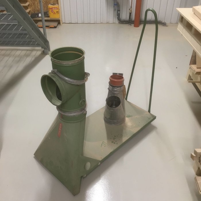 Industriell cyklon för spånavskiljning med tillverkade övergångsstycken och stödstruktur.