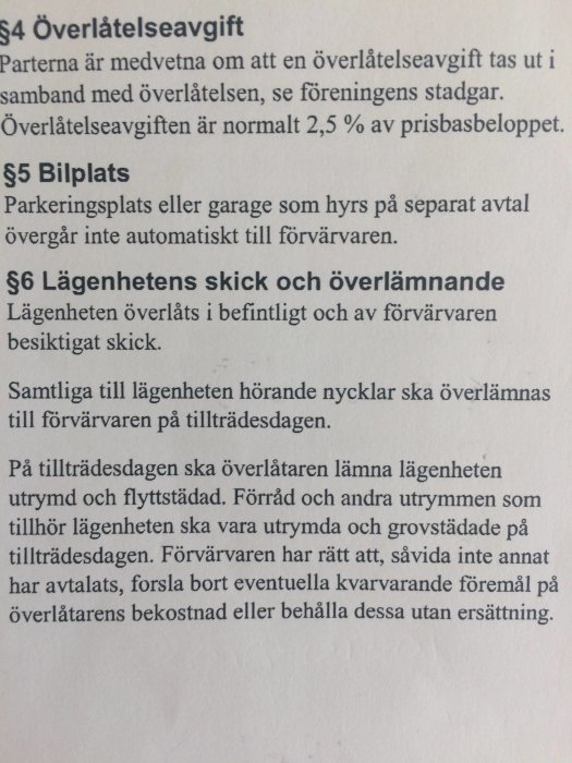 Fotografi av en text ur ett dokument som behandlar överlåtelseavgift, bilplats samt lägenhetens skick och överlämnande.