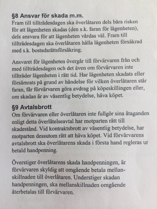 Bild på en texturk med juridisk information rörande ansvar för skada och avtalsbrott vid överlåtelse av fastighet.