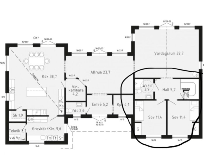 Arkitektritning av en husplan med kök, vardagsrum, allrum, sovrum och hall markerad med storlekar i kvadratmeter.