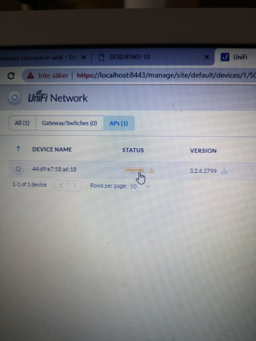 Skärmdump av UniFi Network administrationsgränssnitt med en AP som uppdaterar firmware.
