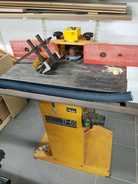 EMCO TF-65 Vertikalfräs i verkstadsmiljö används som en möjlig bordsfräs.