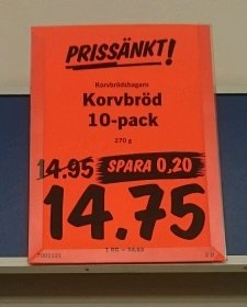 Reaprisetikett som visar prissänkning på korvbröd 10-pack från 14.95 till 14.75 sek.