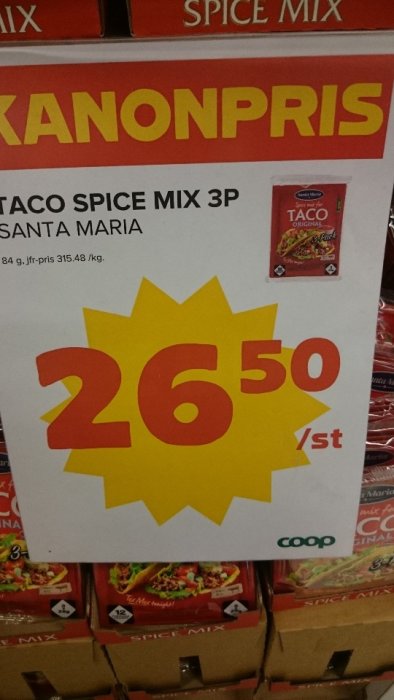 Skylt som visar specialerbjudande "KANONPRIS" på Taco Spice Mix 3-pack från Santa Maria för 26,50 kr/st hos Coop.