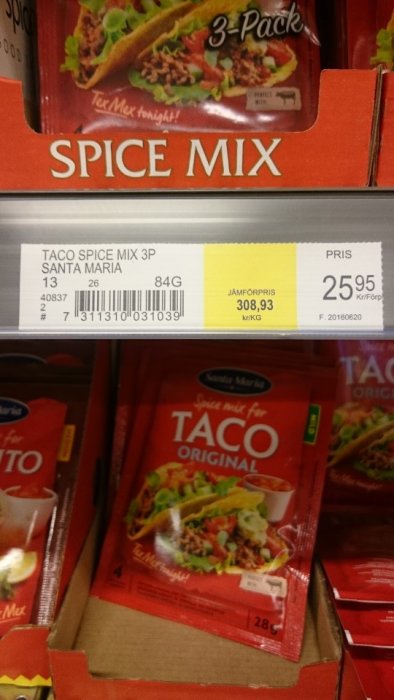 Förpackningar av Santa Maria Taco Spice Mix i 3-pack med ett extrapris på 25,95 SEK i en butikshylla.