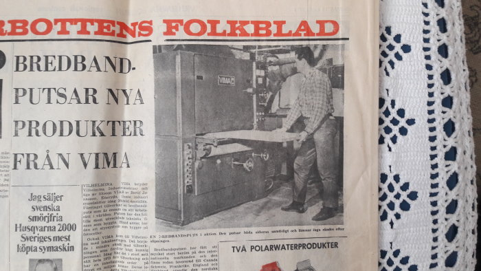 Man vid en stor maskin, rubrik 'Bredband' i Västerbottens Folkblad från 1973.