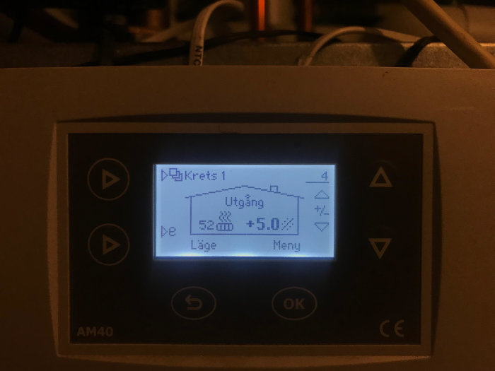 Vexve AM40 styrenhet med LCD-skärm som visar temperaturkurva och justeringsinställningar.