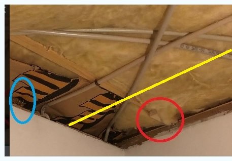 Öppet tak med synliga VVS-rör som kolliderar med en träregel markerad med en cirkel, indikerande utrymmeskonflikt.