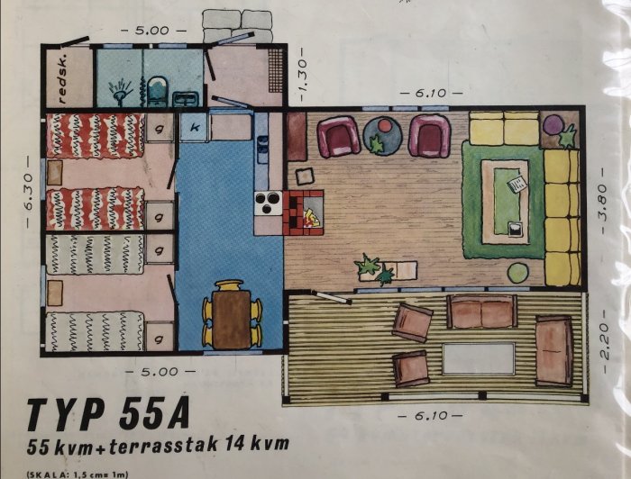 Handritad planlösning av en lägenhet med beteckningen TYP 55A, inklusive möblering och terrass.