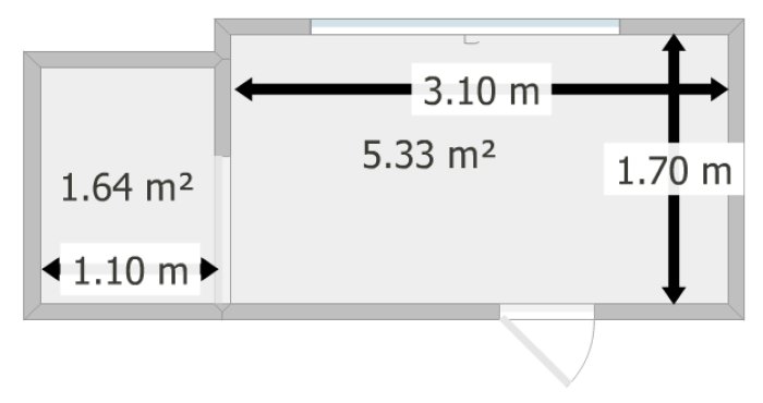 Schematisk ritning av badrumsplanlösning med måttangivelser, inklusive en takkupa.