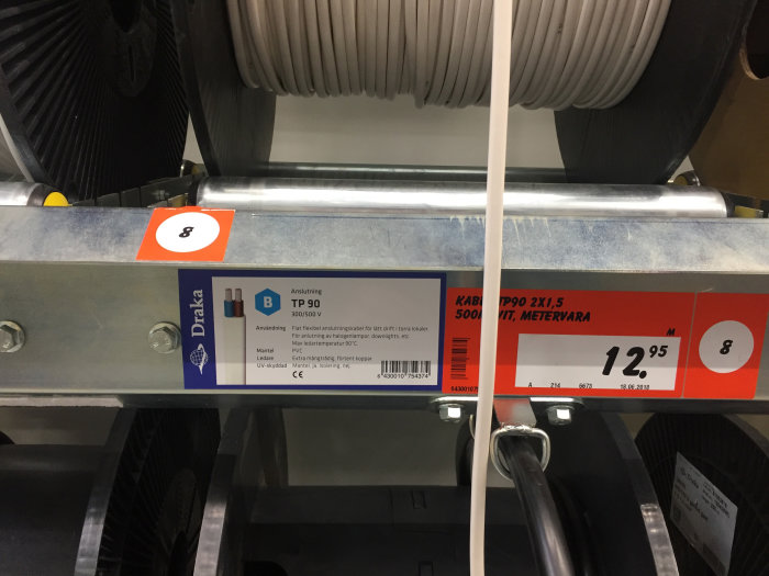 Kabeltrumma med TP90 2x1,5 mm elinstallationstråd i butiksmiljö.