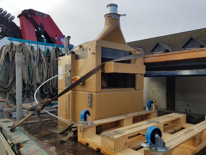 En 500mm SCM planhyvel säkrad på en lastpallslyft på ett fordon.