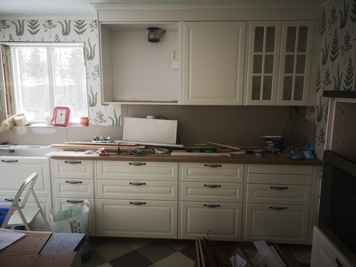 Kök under renovering med Bodbyn off White luckor, lådfronter och dekorativ sockel.