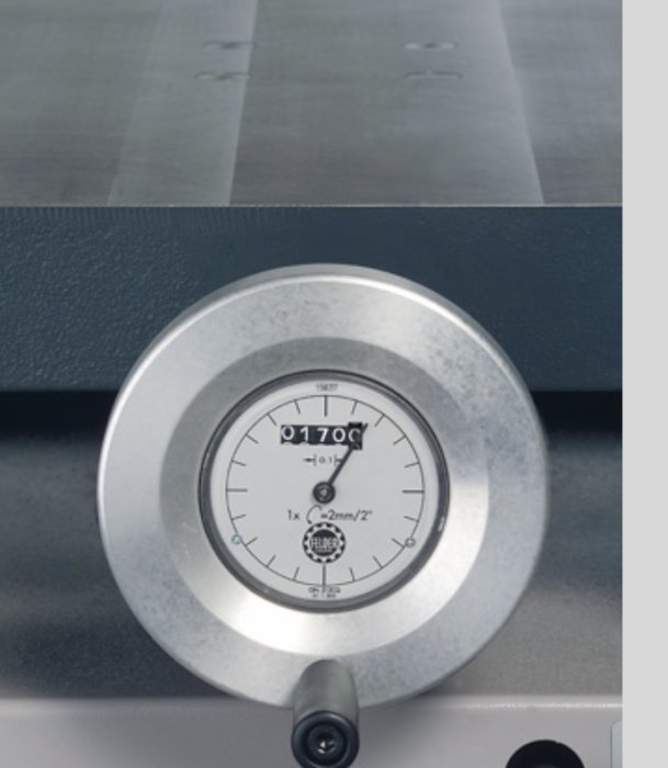 Inställningshjul med mäturskiva för precision på en Hammerhyvelmaskin.