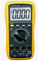 Digital multimeter visar noll, använd för att mäta spänning i elinstallationer.