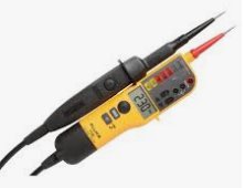 Digital multimeter med display som visar 230 V, använd för mätning i elinstallationer.