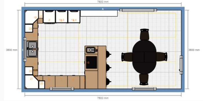 Planritning av kök med märkta mått och möblering inklusive köksö och barstolar.