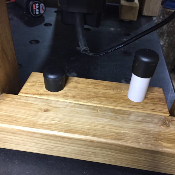 VP-rör används som stoppklossar på ett träbearbetningsbord med ben av MFT-typ.