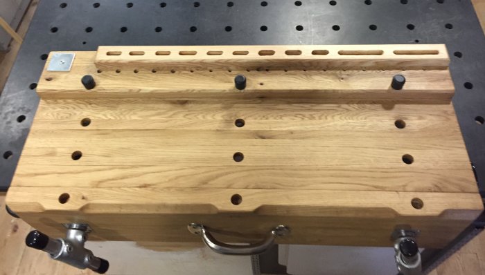 Trä-MFT-bord med serier av hål och klämhållare, VP-rör används för att visa användningstips.