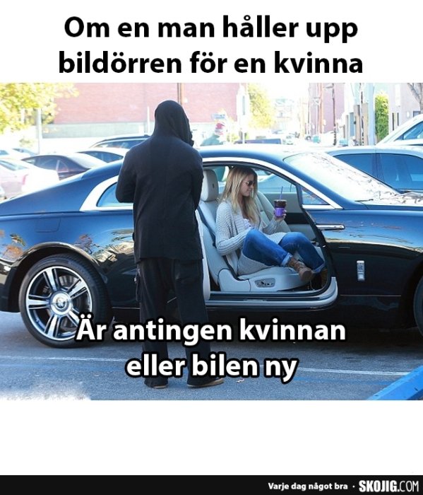 Man håller upp bildörren för sittande kvinna i lyxbil medan en textskämt syns över bilden.