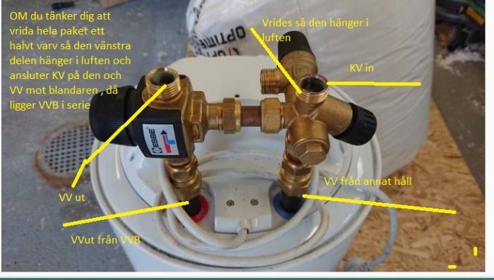 Värmesystem med armaturer ovanpå VVB, märkt för KV-in, VV-ut, och instruktioner för installation.