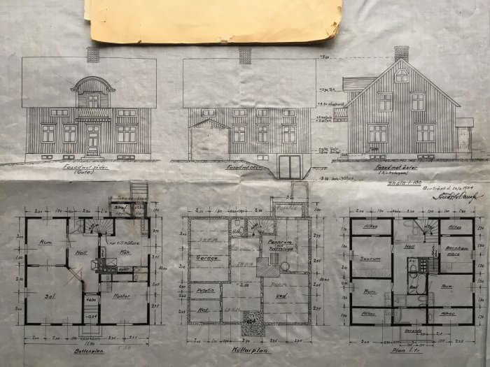 Arkitektritning av en byggnad med fasadvyer och planlösningar för bottenvåningen och övervåningen.