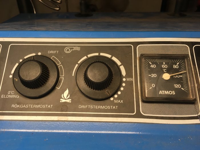 Termostatpanel för panna med inställningsrattar och en temperaturmätare som visar nästan 100 grader Celsius.