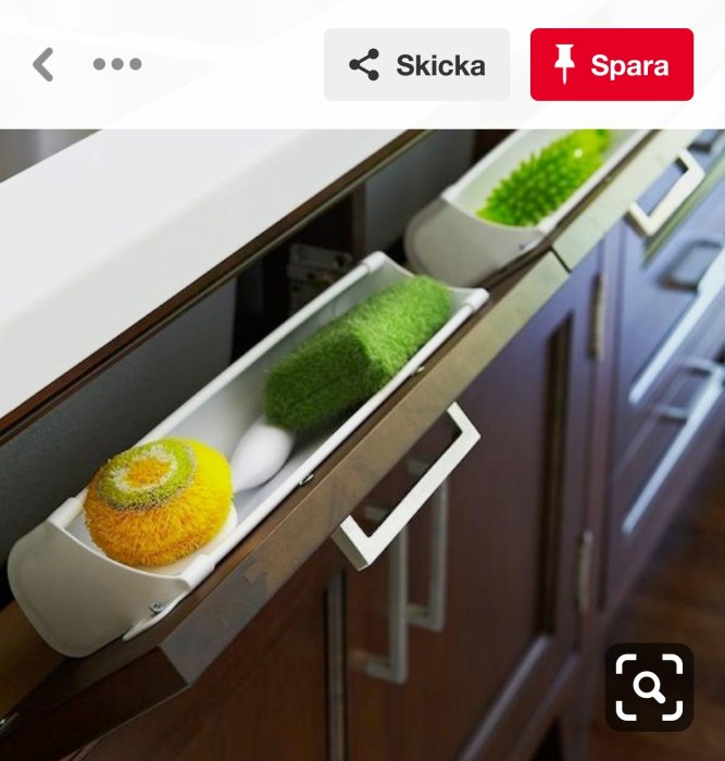 Smart förvaring under diskho med utfällbart gångjärn och kökssvampar.