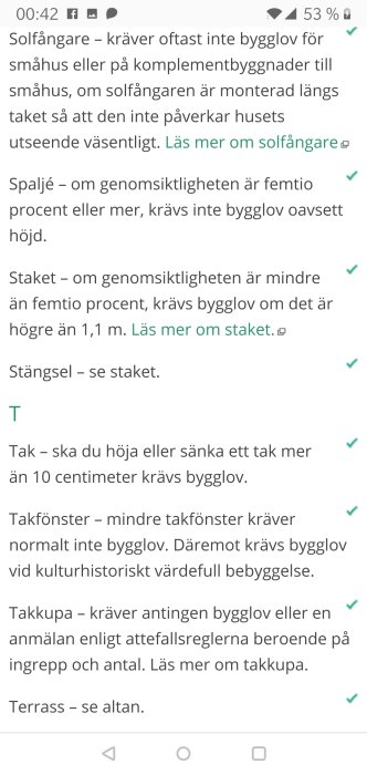 Skärmbild av text från en webbsida som förklarar bygglovsregler för solfångare, spaljé, staket, tak och takkupa.