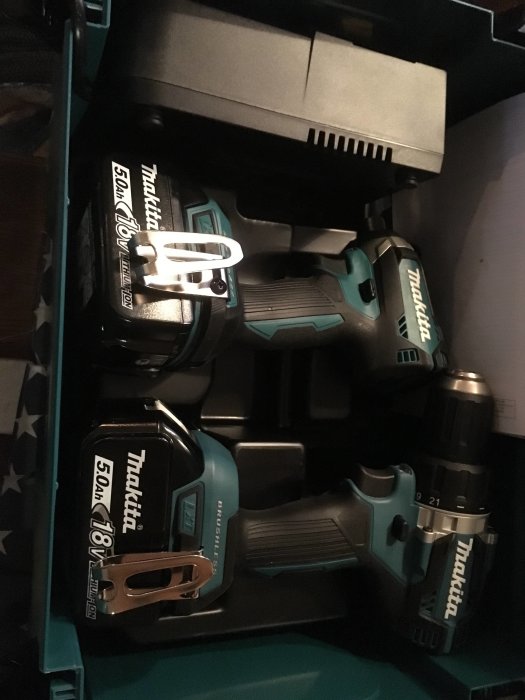 Makita DLX2189TJ kombipaket med skruvdragare och slagborrmaskin i verktygslåda.