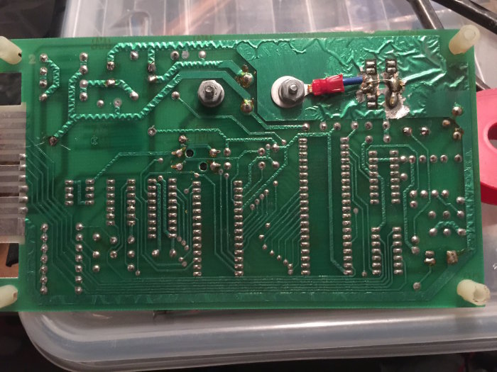 Baksidan av ett elektroniskt kretskort med lödpunkter och anslutningar.