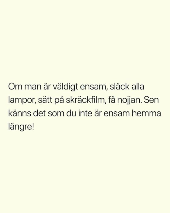 Text om att släcka lampor, se på skräckfilm och känna sig mindre ensam.